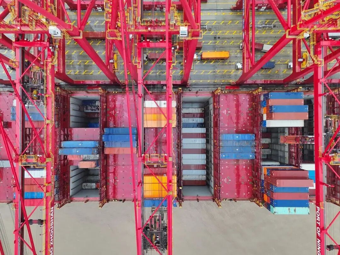 寧波舟山港迎新年首艘"海上巨無霸"，內(nèi)貿(mào)集裝箱海運開啟新篇章