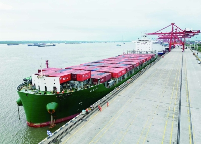 南京港成功靠泊最大內(nèi)貿(mào)集裝箱船 "江遠(yuǎn)集2"輪，為客戶帶來全新物流體驗(yàn)