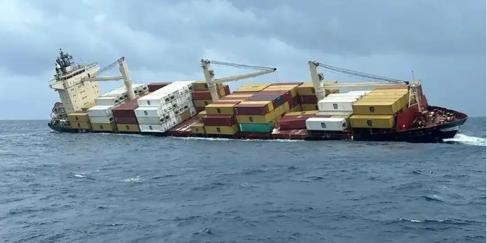 集裝箱船遇險(xiǎn)沉沒，數(shù)百個(gè)集裝箱墜海